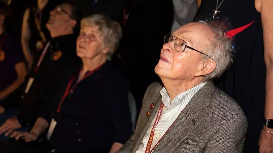 Der Astrophysiker Eugene Parker (r) beobachtete 2018 den Start der nach ihm benannten Raumsonde. (Archivbild)  - Bild: Glenn Benson/NASA/AP/dpa