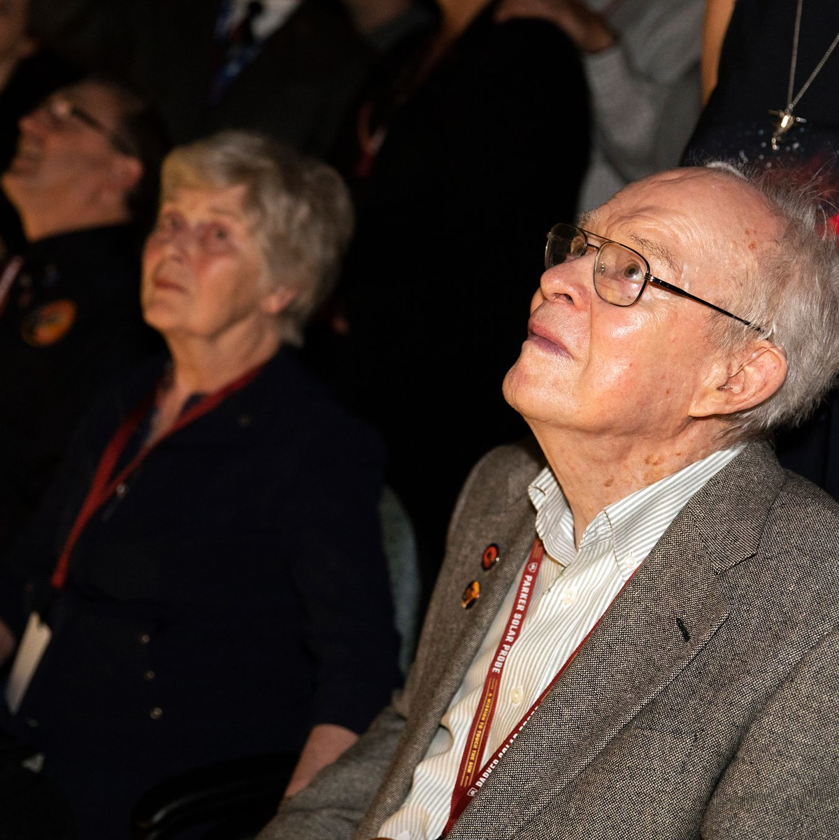 Der Astrophysiker Eugene Parker (r) beobachtete 2018 den Start der nach ihm benannten Raumsonde. (Archivbild)  - Foto: Glenn Benson/NASA/AP/dpa