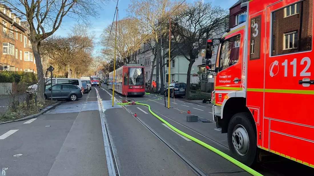 FW-BN: Feuerwehr löscht brennende Straßenbahn - Bild: presseportal.de