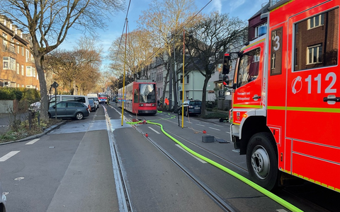 FW-BN: Feuerwehr löscht brennende Straßenbahn - Foto: presseportal.de