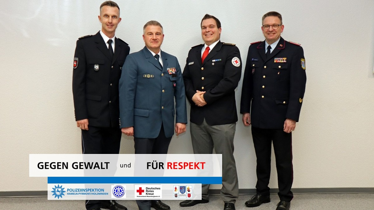 POL-HM: Gegen Gewalt und für Respekt - Einsatzkräfte von Polizei, Feuerwehr, Rettungsdienst und THW appellieren zum Jahreswechsel - Foto: presseportal.de