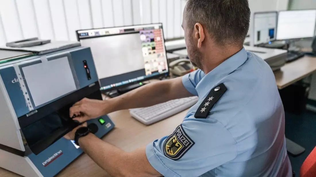 BPOLD FRA: Bundespolizei stellte Fälschungsmerkmale im Reisepass einer Ghanaerin direkt am Flugzeug fest - Bild: presseportal.de
