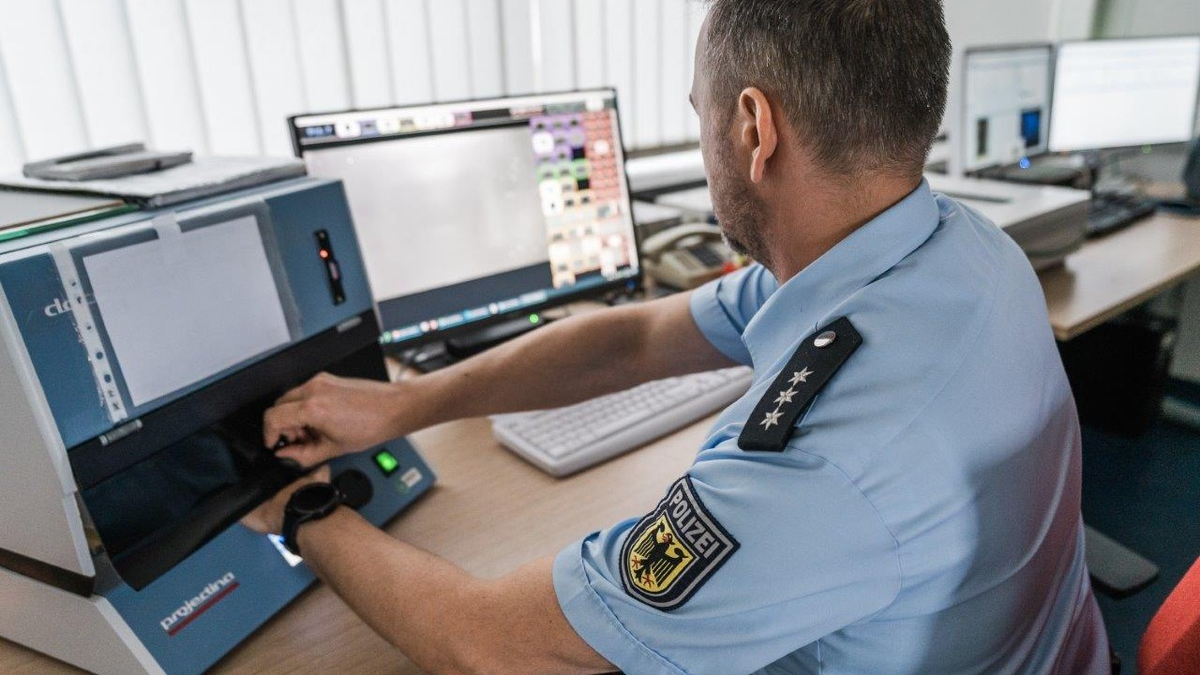 BPOLD FRA: Bundespolizei stellte Fälschungsmerkmale im Reisepass einer Ghanaerin direkt am Flugzeug fest - Foto: presseportal.de