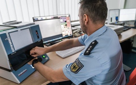 BPOLD FRA: Bundespolizei stellte Fälschungsmerkmale im Reisepass einer Ghanaerin direkt am Flugzeug fest - Foto: presseportal.de