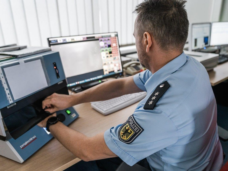 BPOLD FRA: Bundespolizei stellte Fälschungsmerkmale im Reisepass einer Ghanaerin direkt am Flugzeug fest - Foto: presseportal.de