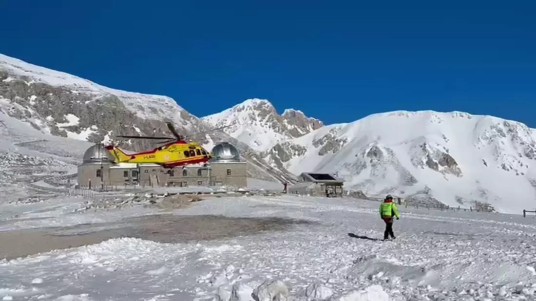 Ein Hubschrauber sucht in den italienischen Abruzzen nach zwei vermissten Bergsteigern im Massiv Gran Sasso. Die Leichen der beiden Männer wurden am Freitag entdeckt. - Bild: -/Italienische Bergwacht/dpa