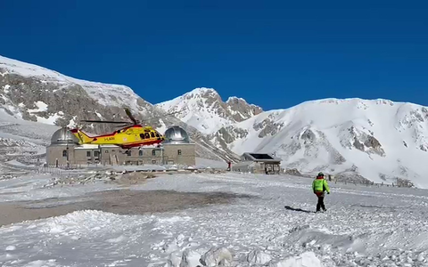 Ein Hubschrauber sucht in den italienischen Abruzzen nach zwei vermissten Bergsteigern im Massiv Gran Sasso. Die Leichen der beiden Männer wurden am Freitag entdeckt. - Foto: -/Italienische Bergwacht/dpa