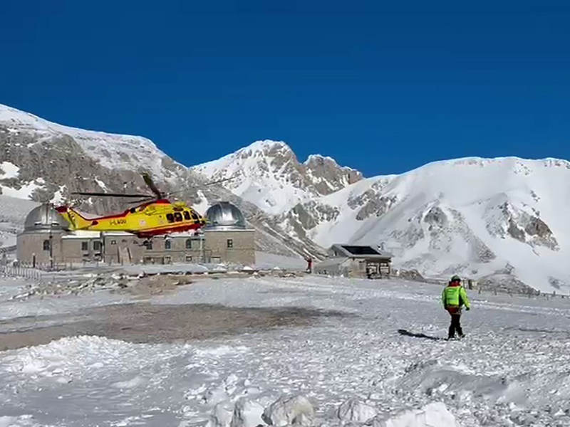 Ein Hubschrauber sucht in den italienischen Abruzzen nach zwei vermissten Bergsteigern im Massiv Gran Sasso. Die Leichen der beiden Männer wurden am Freitag entdeckt. - Foto: -/Italienische Bergwacht/dpa