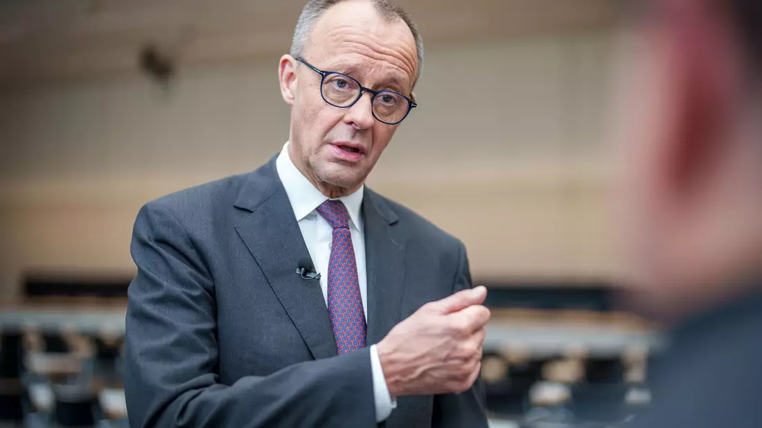 Friedrich Merz strebt Änderungen im Staatsangehörigkeitsrecht an.  - Bild: Michael Kappeler/dpa