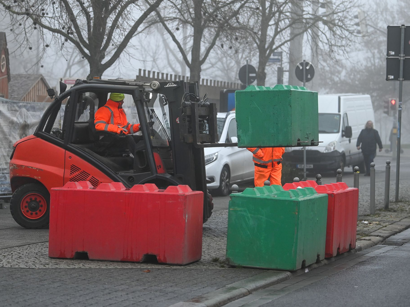 In Magdeburg hat der Abbau des Weihnachtsmarkts begonnen. - Foto: Heiko Rebsch/dpa