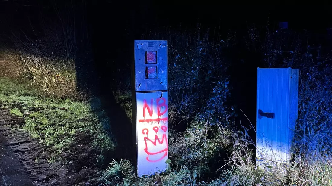 POL-KLE: Bedburg-Hau/Hasselt - Geschwindigkeitsüberwachungsanlage mutwillig zerstört / Zeugen gesucht - Bild: presseportal.de