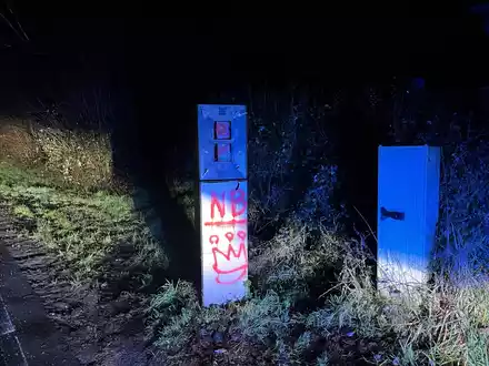 POL-KLE: Bedburg-Hau/Hasselt - Geschwindigkeitsüberwachungsanlage mutwillig zerstört / Zeugen gesucht - Foto: presseportal.de