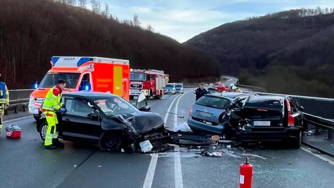 POL-LIP: Schlangen-Kohlstädt. Schwerer Verkehrsunfall auf der B1. - Bild: presseportal.de