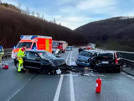 POL-LIP: Schlangen-Kohlstädt. Schwerer Verkehrsunfall auf der B1. - Foto: presseportal.de