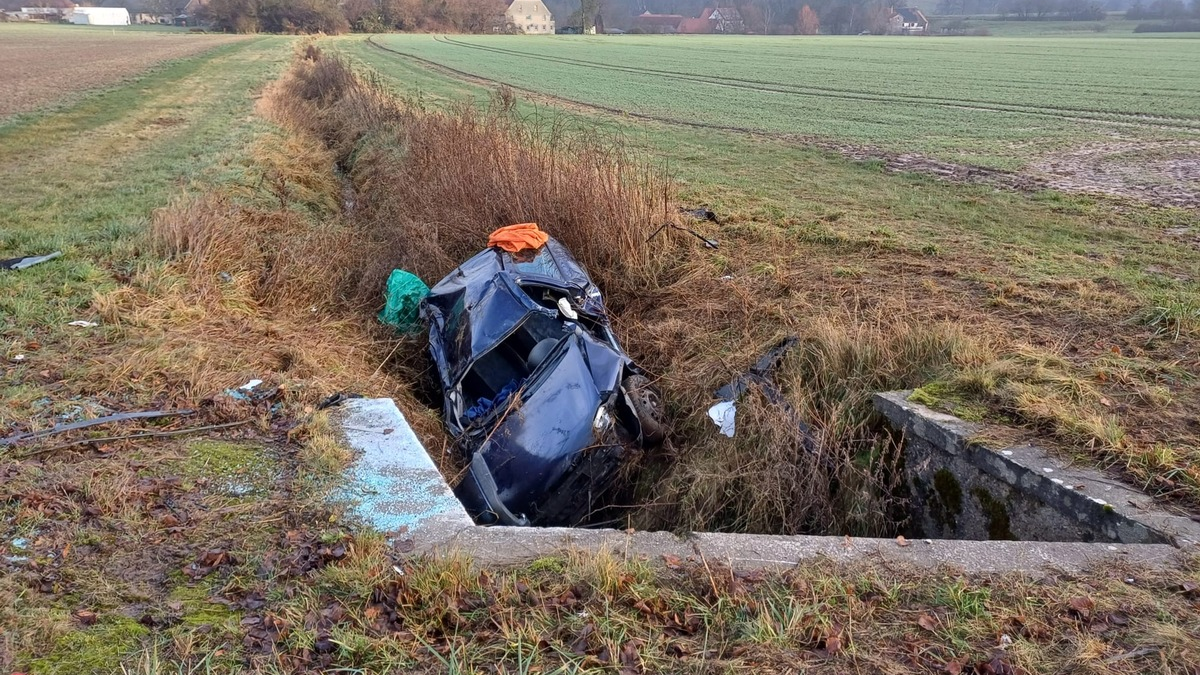 FW Horn-Bad Meinberg: Schwerer Verkehrsunfall am Freitag Vormittag - eine Person bei Alleinunfall im PKW eingeschlossen - Foto: presseportal.de