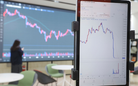  Das System Terra-Luna brach im Mai 2022 spektakulär zusammen. (Symbolbild) - Foto: Ryu Hyo-Lim/YONHAP/AP/dpa