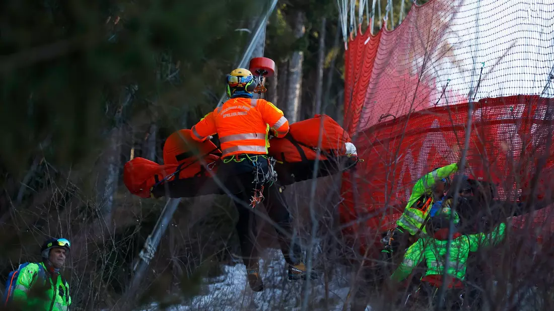 Der Franzose Cyprien Sarrazin wurde nach seinem Trainingssturz mit dem Hubschrauber abtransportiert. - Bild: Alessandro Trovati/AP/dpa