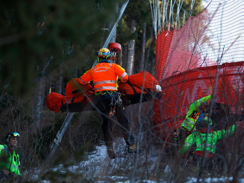Der Franzose Cyprien Sarrazin wurde nach seinem Trainingssturz mit dem Hubschrauber abtransportiert. - Foto: Alessandro Trovati/AP/dpa