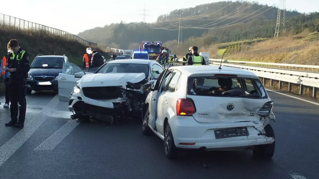 FF Olsberg: Unfall mit 3 PKW auf A46 bei Velmede, Vollsperrung - Bild: presseportal.de