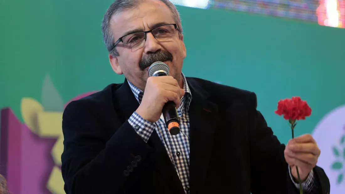 Sirri Süreyya Önder gehört zu den prokurdischen Politikern, die den inhaftierten PKK-Anführer Öcalan besuchen dürfen. (Archivbild) - Bild: Burhan Ozbilici/AP/dpa