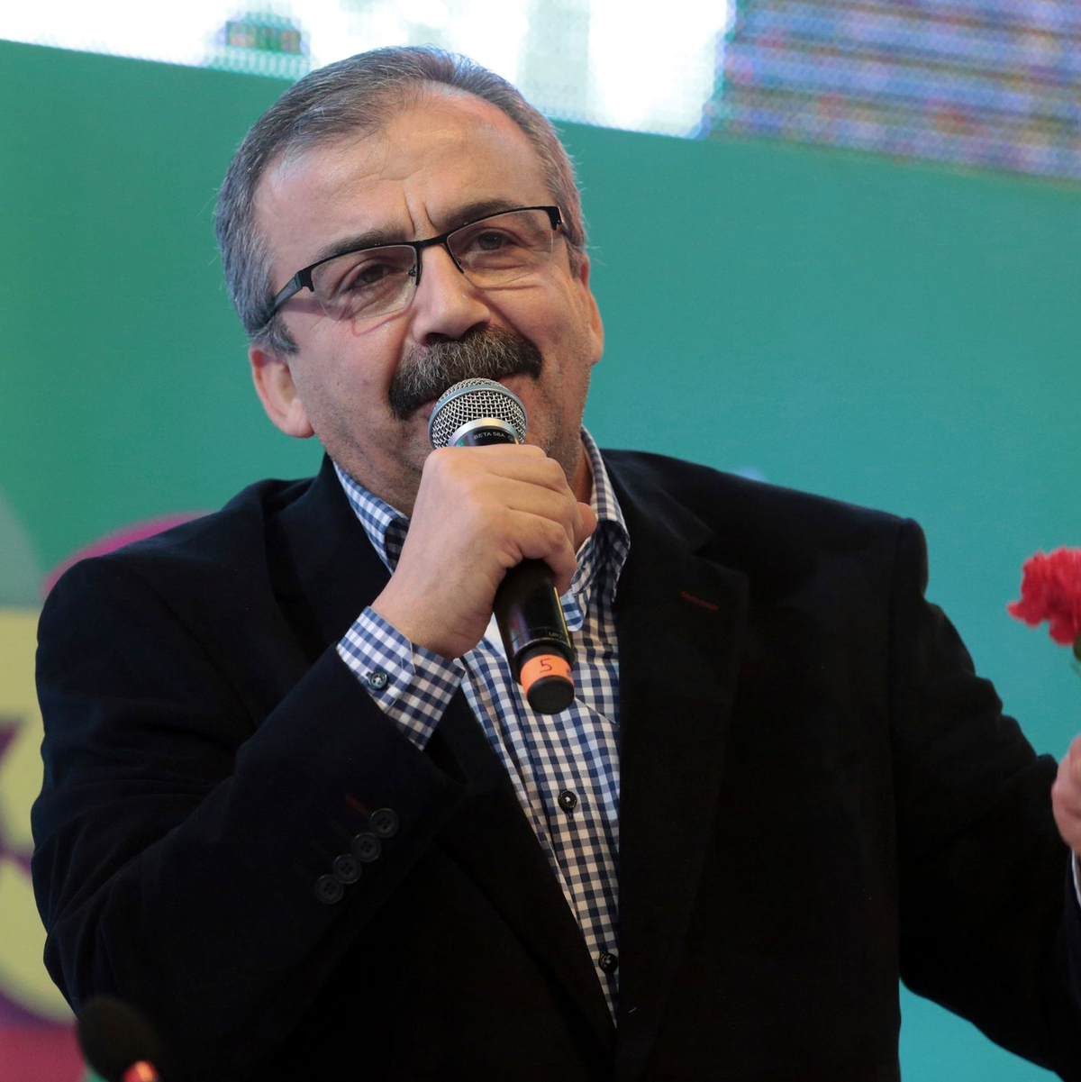 Sirri Süreyya Önder gehört zu den prokurdischen Politikern, die den inhaftierten PKK-Anführer Öcalan besuchen dürfen. (Archivbild) - Foto: Burhan Ozbilici/AP/dpa