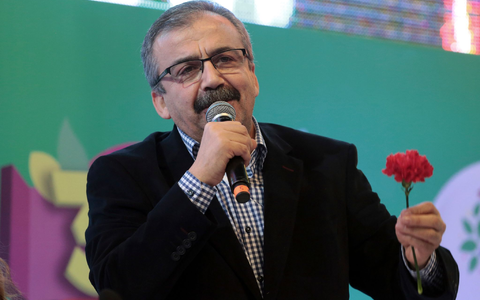 Sirri Süreyya Önder gehört zu den prokurdischen Politikern, die den inhaftierten PKK-Anführer Öcalan besuchen dürfen. (Archivbild) - Foto: Burhan Ozbilici/AP/dpa