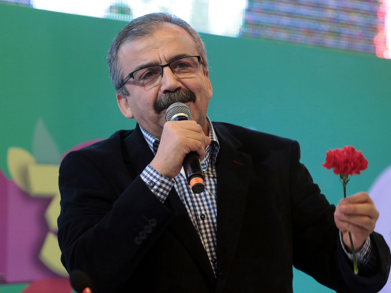 Sirri Süreyya Önder gehört zu den prokurdischen Politikern, die den inhaftierten PKK-Anführer Öcalan besuchen dürfen. (Archivbild) - Foto: Burhan Ozbilici/AP/dpa