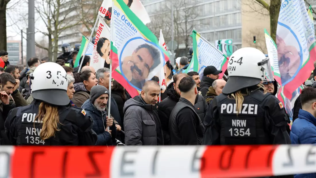 Der PKK-Chef Abdullah Öcalan hat auch in Deutschland viele Anhänger - Bild: Sascha Thelen/dpa