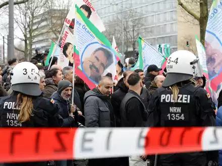 Der PKK-Chef Abdullah Öcalan hat auch in Deutschland viele Anhänger - Foto: Sascha Thelen/dpa
