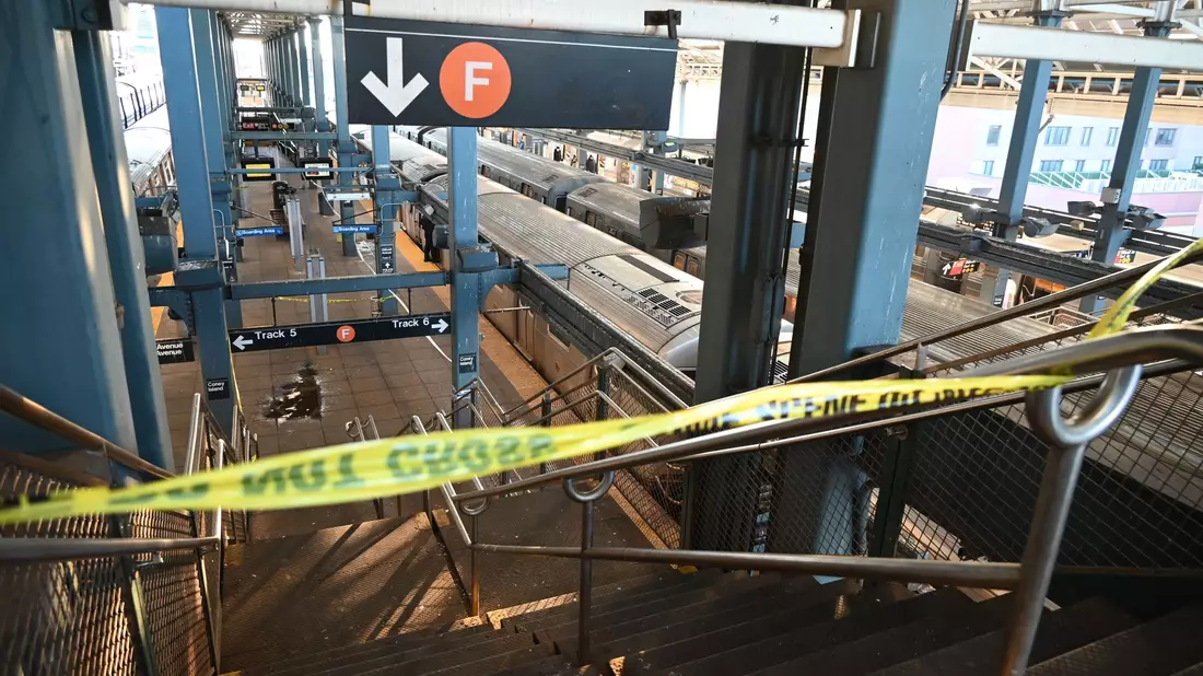 Die abgesperrte Station im New Yorker Stadtteil Brooklyn gehört zum bekannten Ausflugsziel Coney Island. - Bild: Kyle Mazza/TheNEWS2 via ZUMA Press Wire/dpa