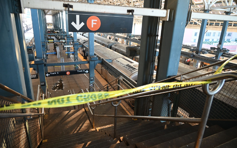 Die abgesperrte Station im New Yorker Stadtteil Brooklyn gehört zum bekannten Ausflugsziel Coney Island. - Foto: Kyle Mazza/TheNEWS2 via ZUMA Press Wire/dpa