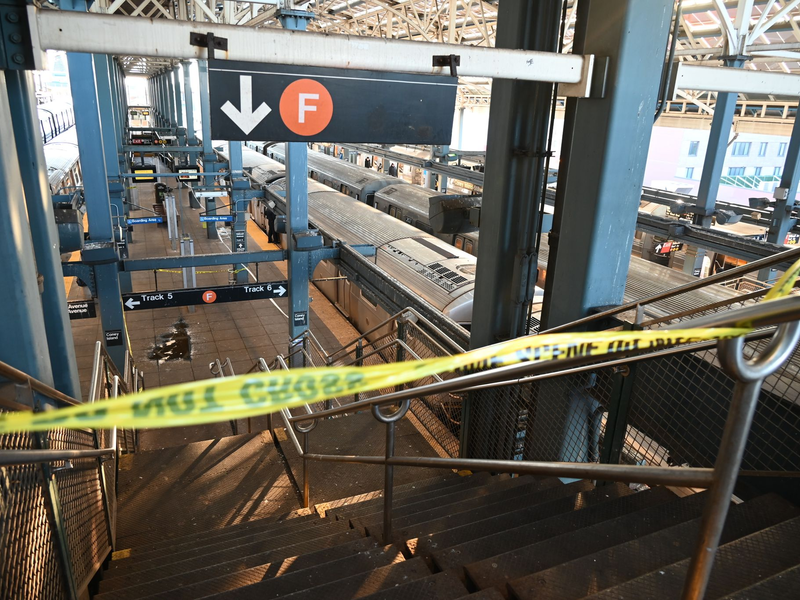 Die abgesperrte Station im New Yorker Stadtteil Brooklyn gehört zum bekannten Ausflugsziel Coney Island. - Foto: Kyle Mazza/TheNEWS2 via ZUMA Press Wire/dpa