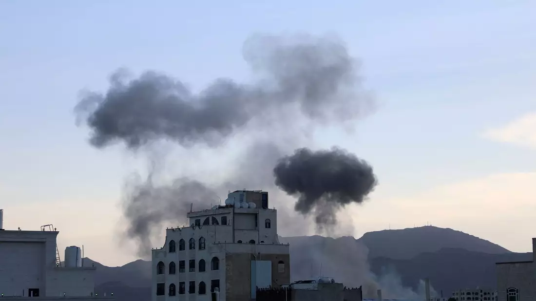Die Huthi-Miliz im Jemen ist erneut Ziel von Luftangriffen geworden.  - Bild: Osamah Abdulrahman/AP/dpa