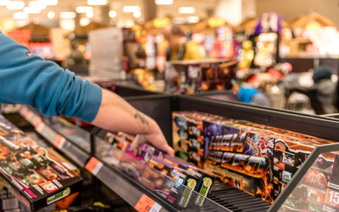 Die Branche sieht einen Trend hin zum Leuchtfeuerwerk und weg vom Knaller. (Archivbild) - Foto: Frank Hammerschmidt/dpa
