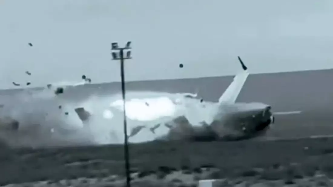 Aserbaidschan hat wegen des Flugzeugabsturzes viele Fragen an Russland.  - Bild: Uncredited/Kazakhstan Emergency Ministry Press Service/AP/dpa