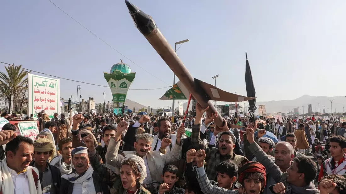 Die Huthi-Miliz feuert fast täglich Raketen auf Israel ab.  - Bild: Osamah Abdulrahman/AP/dpa