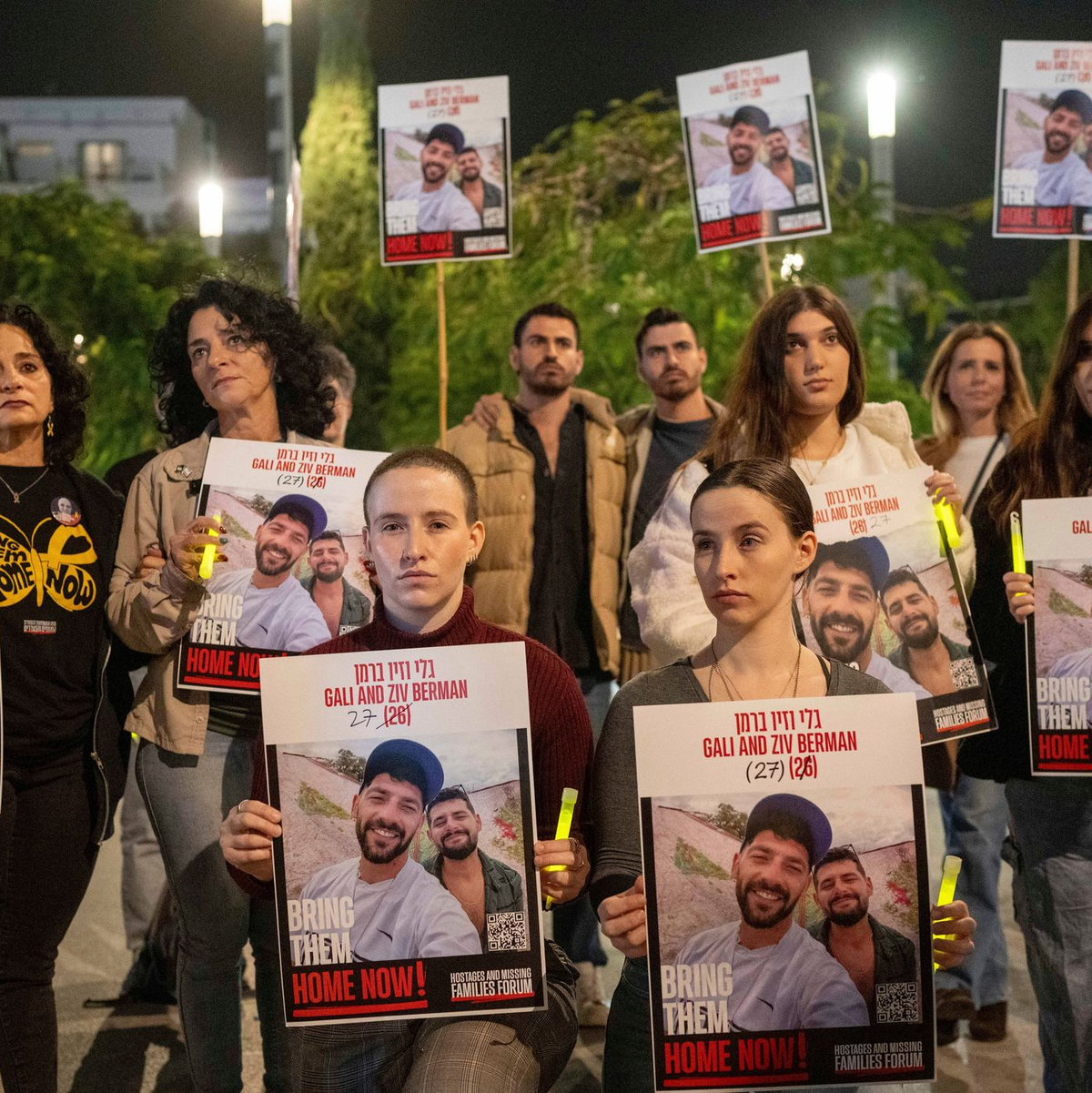 Angehörige der rund 100 noch in Gaza festgehaltenen Geiseln fordern unermüdlich ihre Freilassung. (Archivbild)    - Foto: Ohad Zwigenberg/AP/dpa