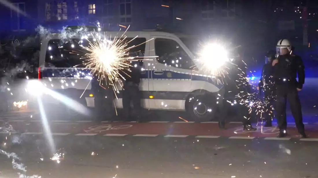 Angriffe zu Silvester auf Beamte sorgen für Schlagzeilen - doch viele werden auch Opfer von Online-Beleidigungen. - Bild: Julius-Christian Schreiner/TNN/dpa