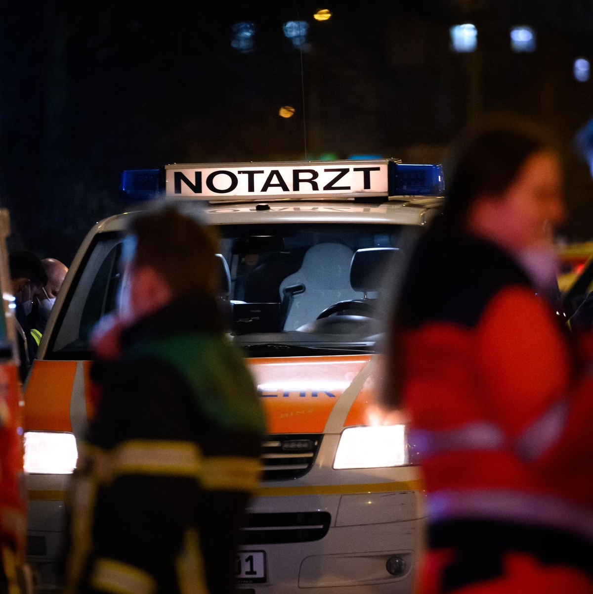 Rettungskräfte, die an den Ort eines Geschehens eilen, werden teils zur Zielscheibe. (Archivbild) - Foto: Jonas Walzberg/dpa