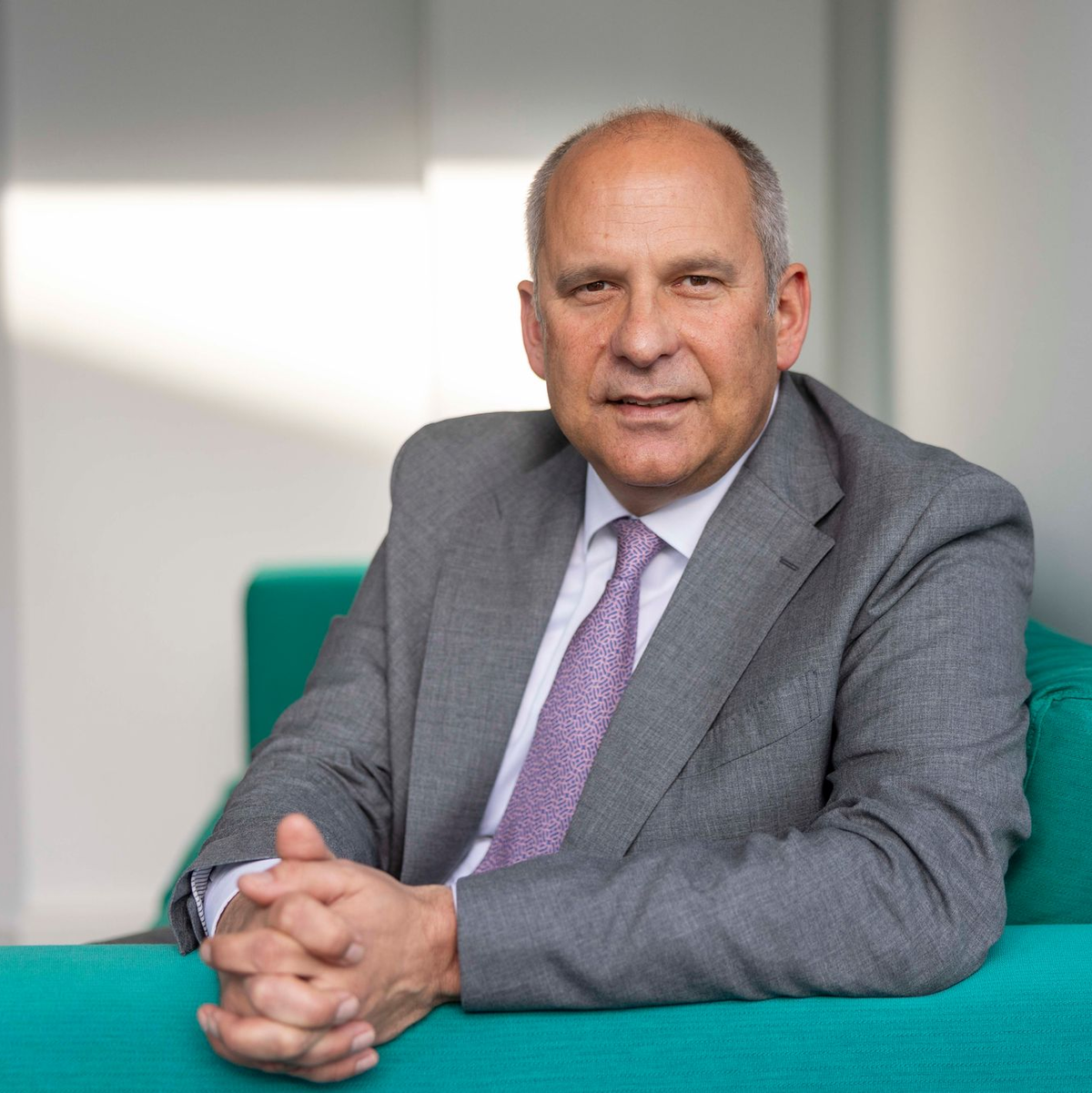 Roman Poseck will, dass das Mindeststrafmaß bei tätlichen Angriffen auf Einsatzkräfte erhöht wird. (Archivbild) - Foto: Helmut Fricke/dpa