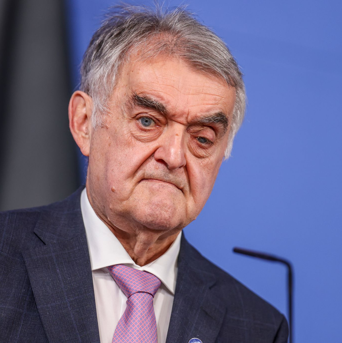 Herbert Reul beklagt fehlenden Respekt für Einsatzkräfte. (Archivbild) - Foto: Christoph Reichwein/dpa