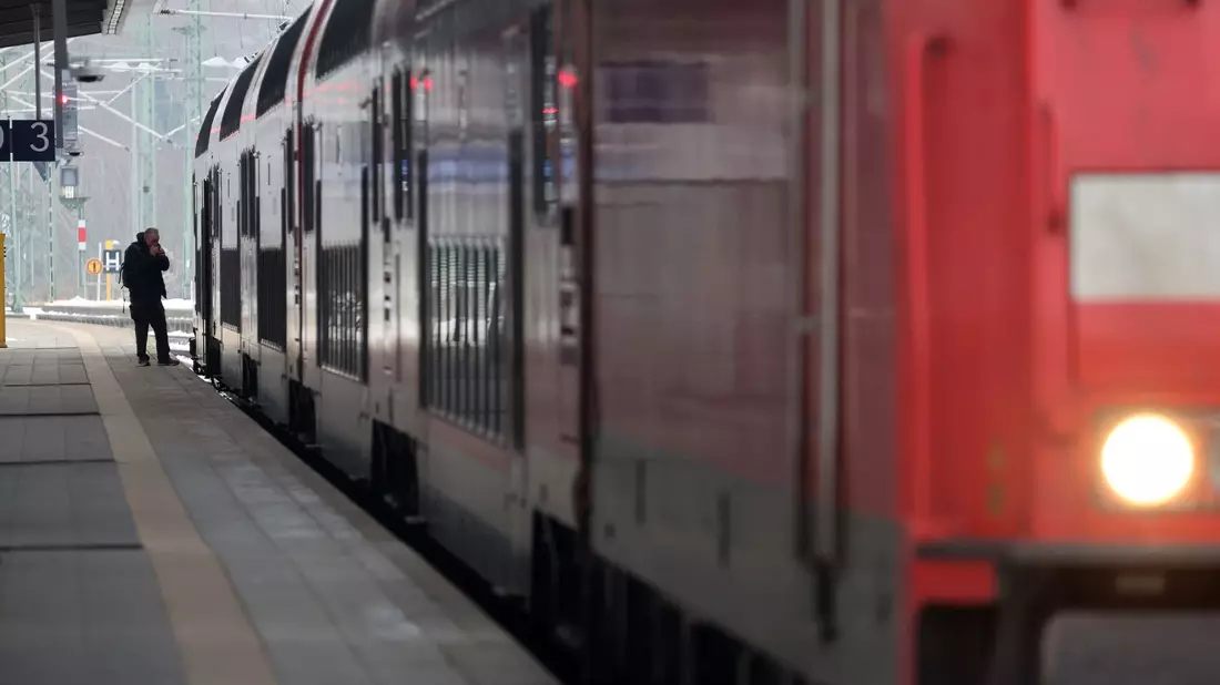 Das Deutschlandticket gilt im Nah- und Regionalverkehr. (Archivbild) - Bild: Bernd Wüstneck/dpa