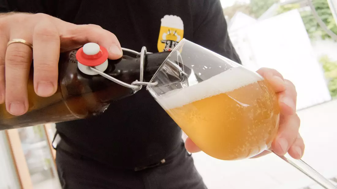 Hobbybierbrauer dürfen künftig mehr Bier steuerfrei brauen. (Archivbild) - Bild: Stefan Sauer/dpa-Zentralbild/dpa