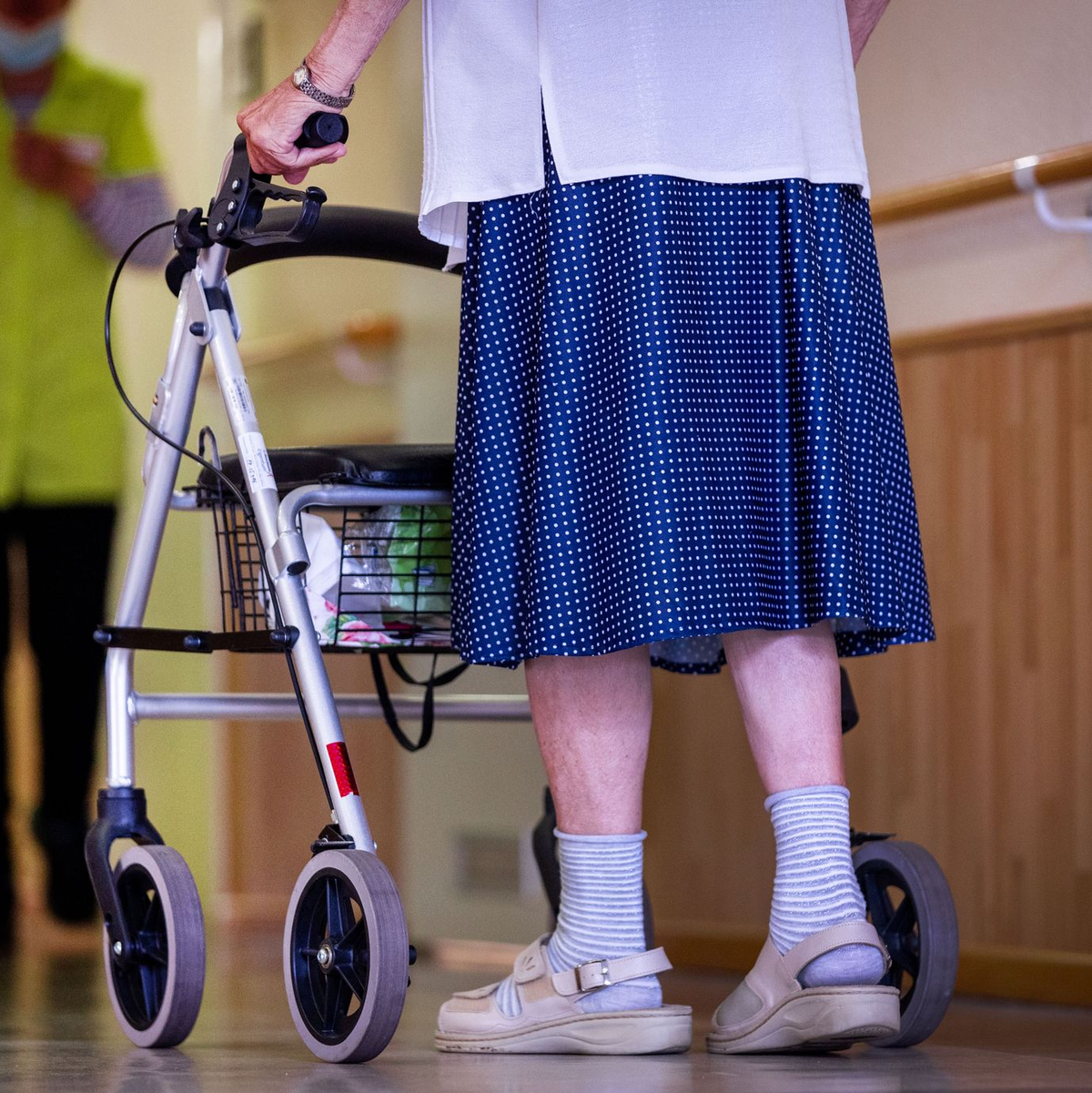 Wer in der Altenpflege arbeitet, soll künftig mehr verdienen. (Archivbild) - Foto: Jens Büttner/dpa