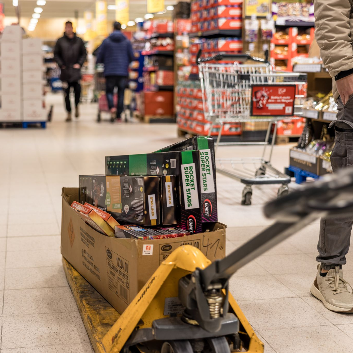 Los geht's in Cottbus: Während Supermarkt-Mitarbeiter noch die Regale einräumen, warten die ersten Kunden schon aufs Feuerwerk.  - Foto: Frank Hammerschmidt/dpa