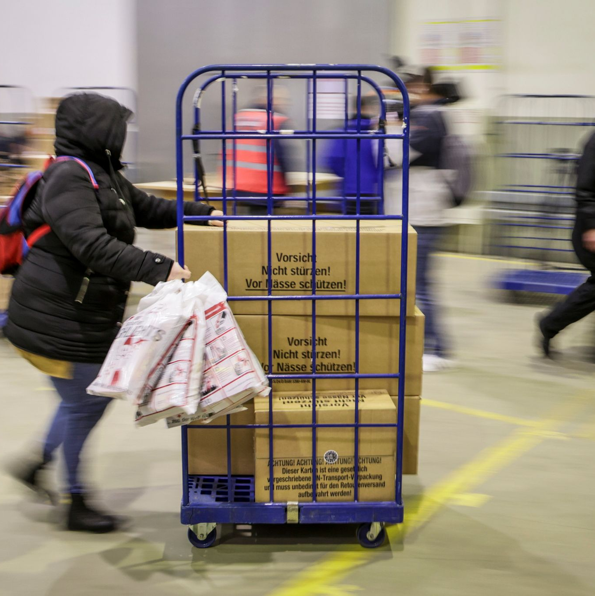 Schon am frühen Morgen wurde Silvester-Feuerwerk kistenweise aus den Läden geholt - wie hier in Bremerhaven.  - Foto: Focke Strangmann/dpa