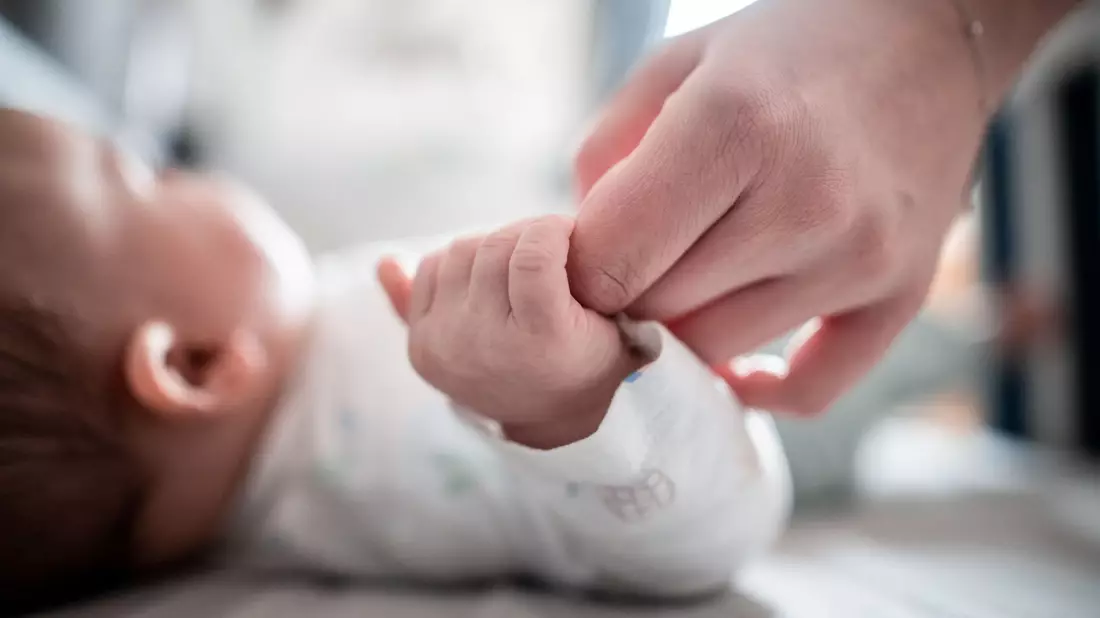 Laut der Einschätzung des Namensforschers geben Eltern ihren Kindern auch gerne etablierte Namen, die daher unauffällig seien. (Archivbild) - Bild: Fabian Strauch/dpa