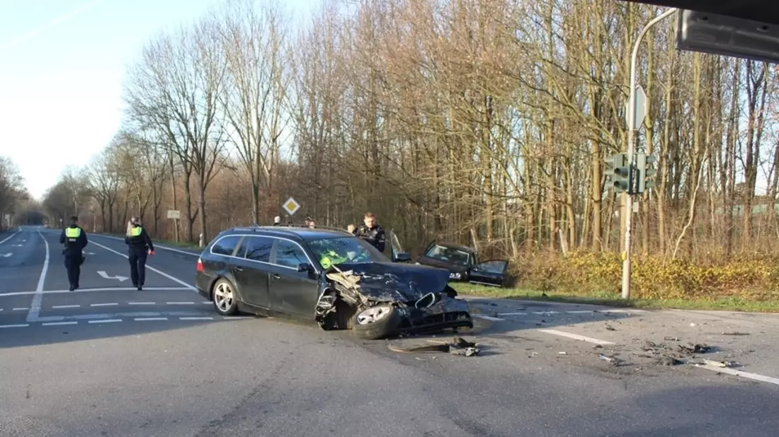 POL-DN: Zweimal Totalschaden nach Unfall beim Linksabbiegen - Bild: presseportal.de