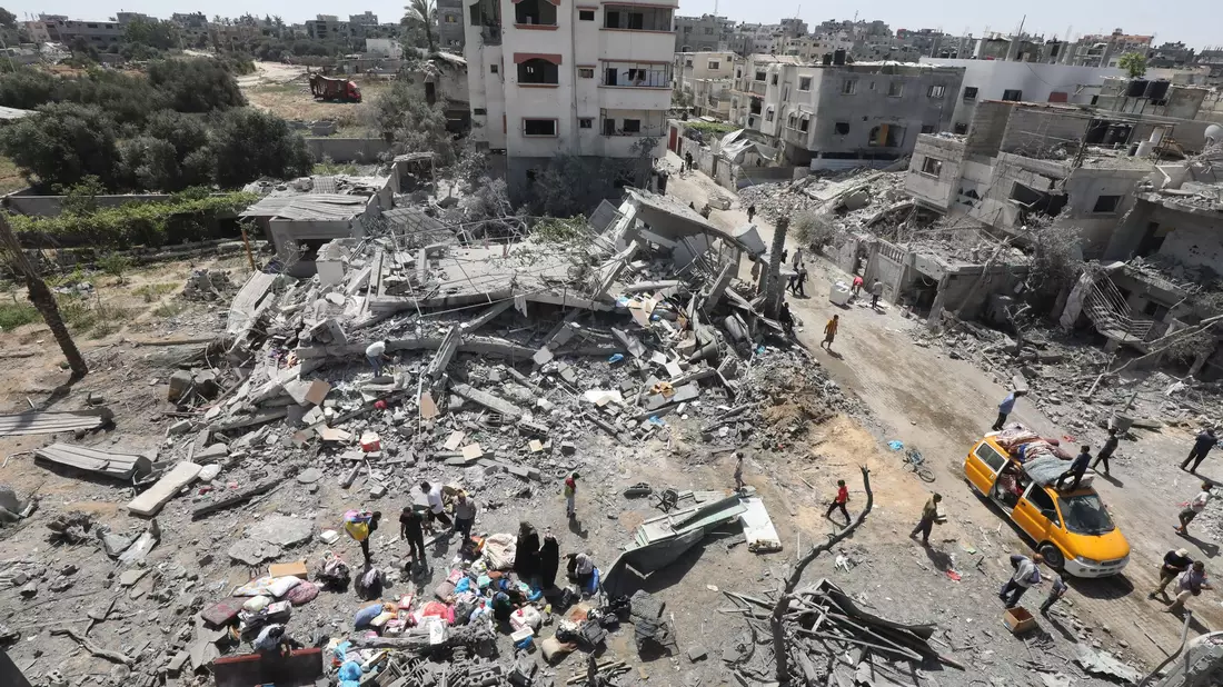 Palästinenser inspizieren zerstörte Gebäude im Flüchtlingsviertel Al-Maghasi. (Archivbild) - Bild: Omar Ashtawy/APA Images via ZUMA Press Wire/dpa