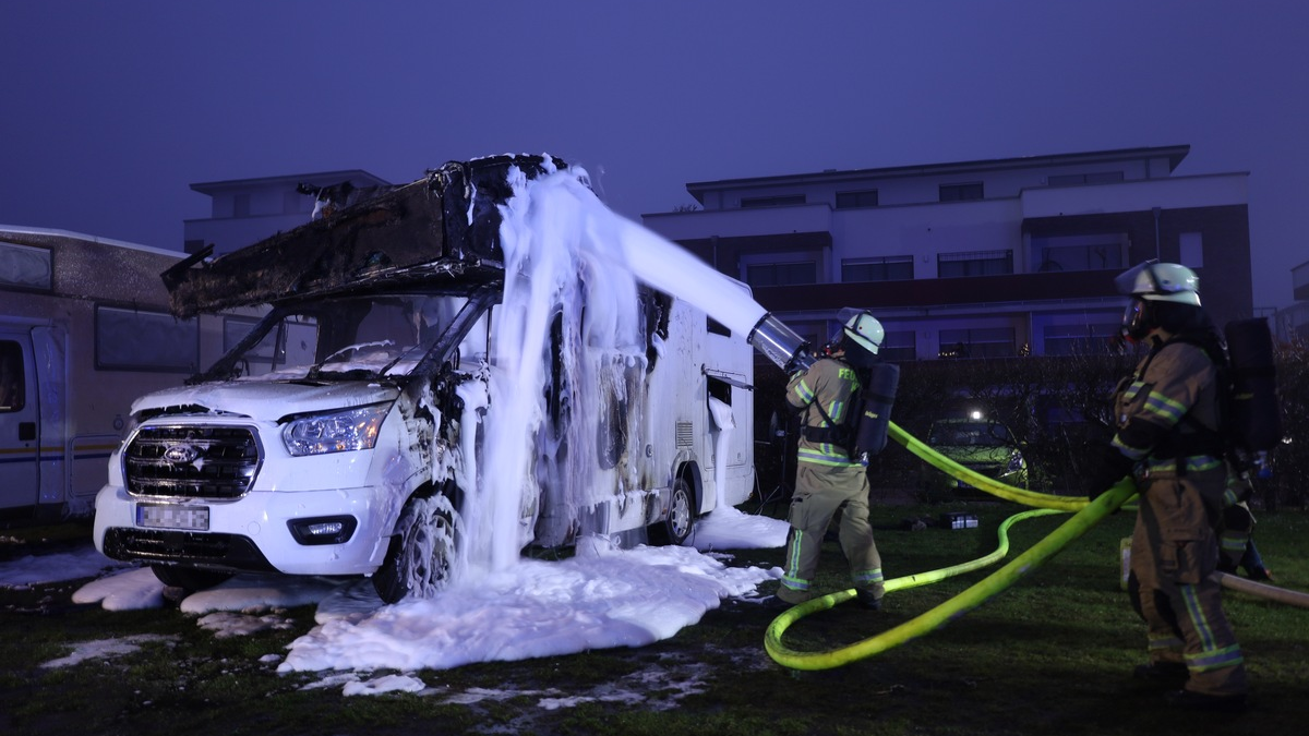 FW-KLE: Brand eines Wohnmobils - Foto: presseportal.de
